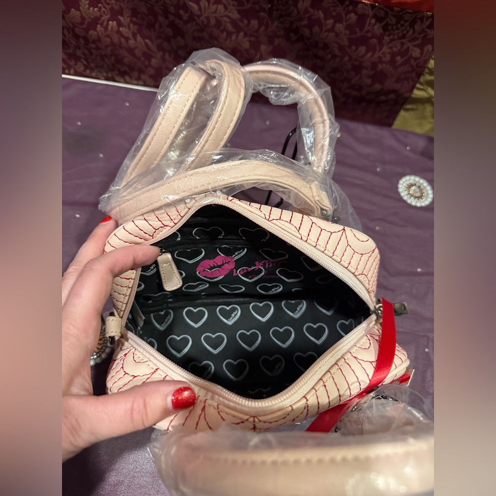 Betsey Johnson Heart Patterned Cream Bag with Bag Charm/ Bracelet - Picture 5 of 7